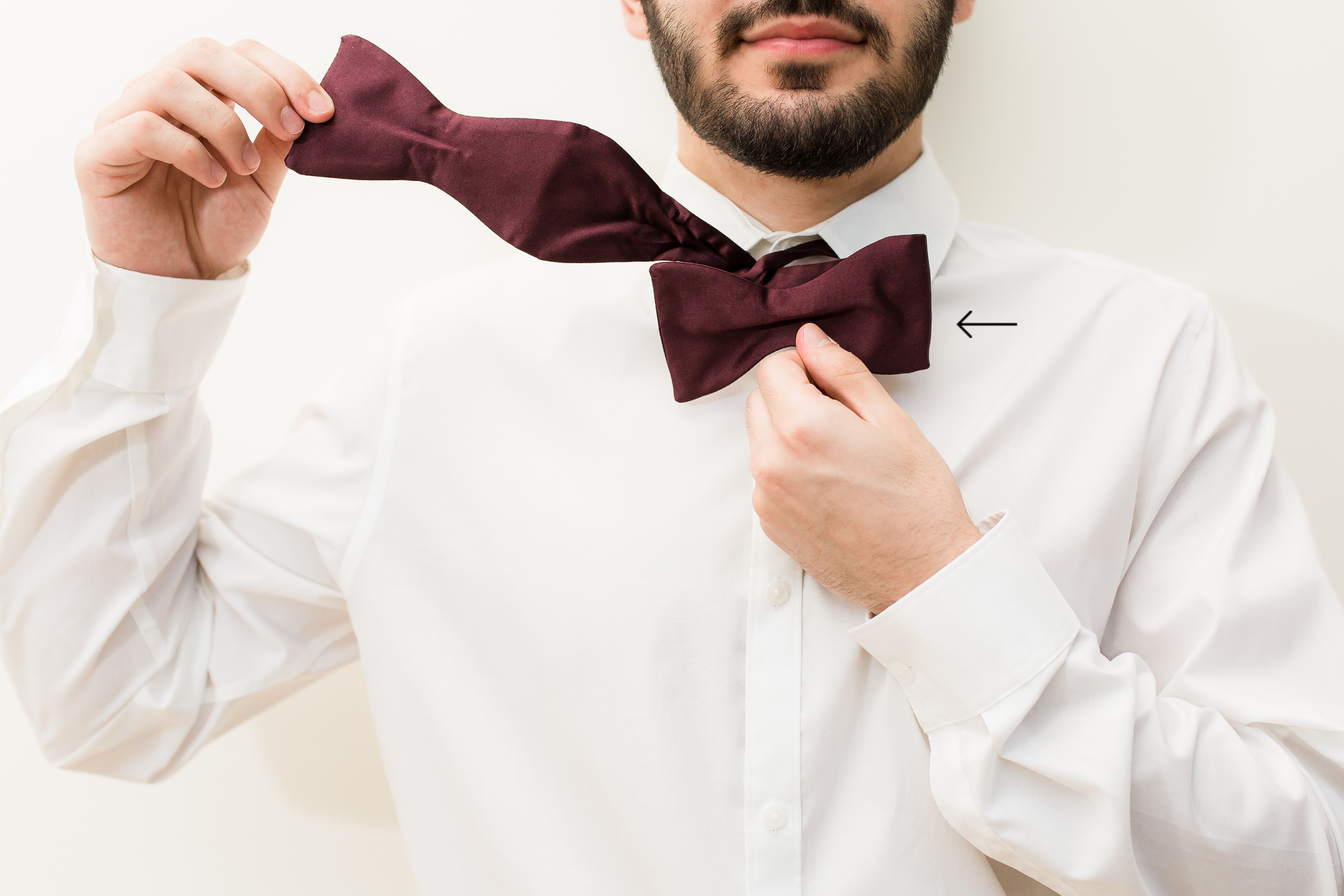 Groom shaping bow tie