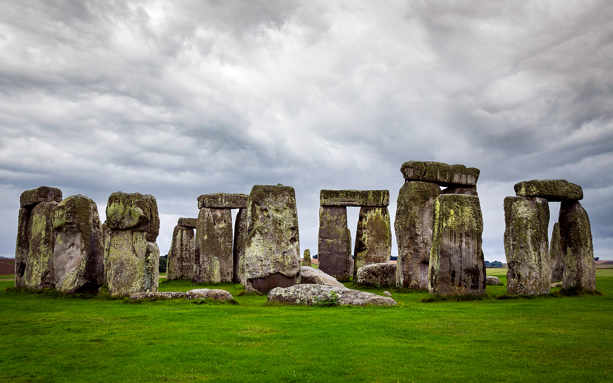 Cloudy day at the Stonehenge in Salisbury Plain England taken by Stefani Ciotti Photography