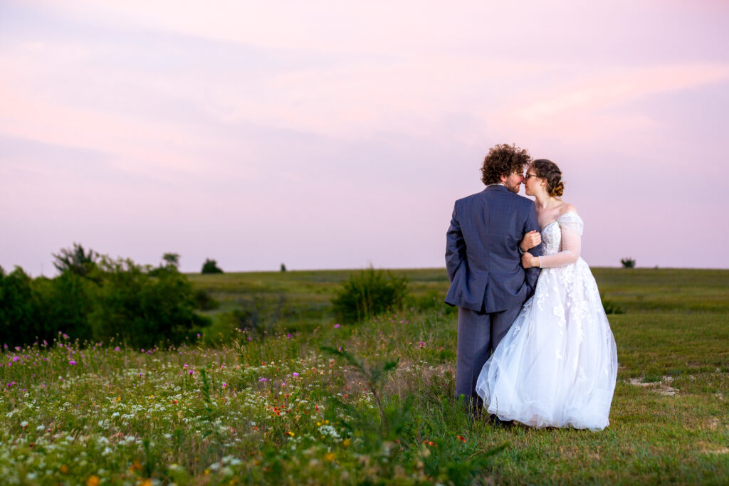 sunset wedding pictures at Dallas wedding venue The Big White Barn photographed by Dallas wedding photographer 