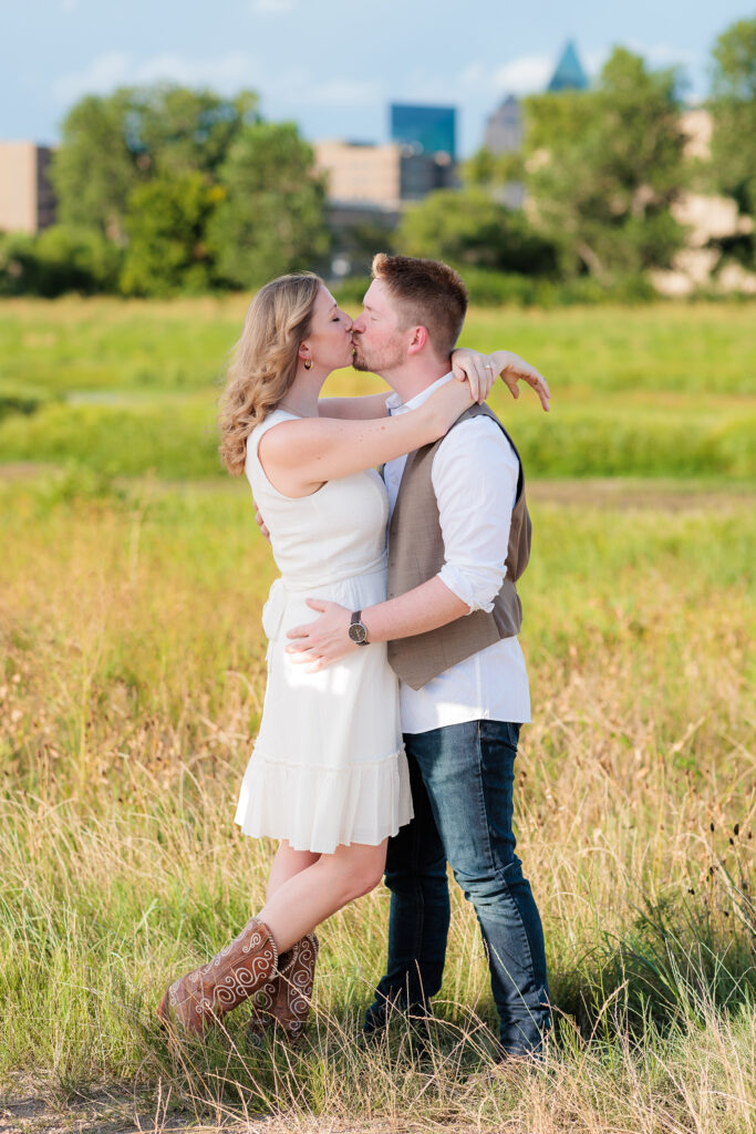 Dallas wedding photographers capture couple kissing