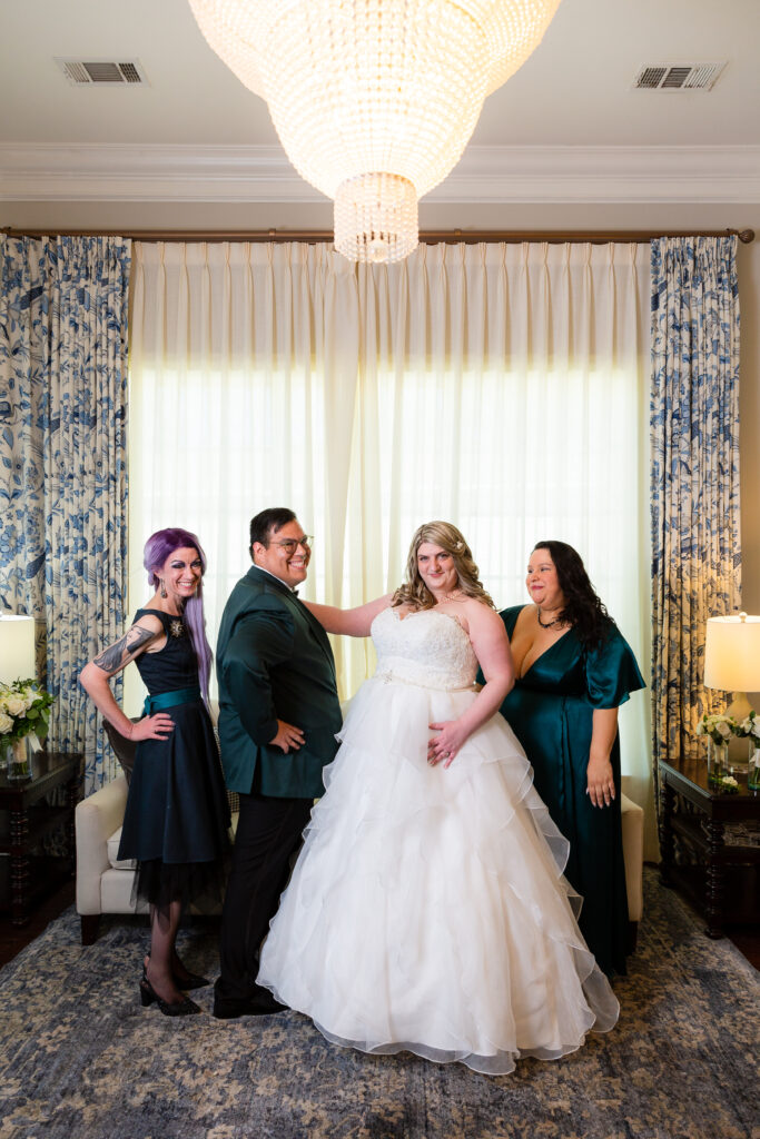 Dallas wedding photographers capture bride with wedding party