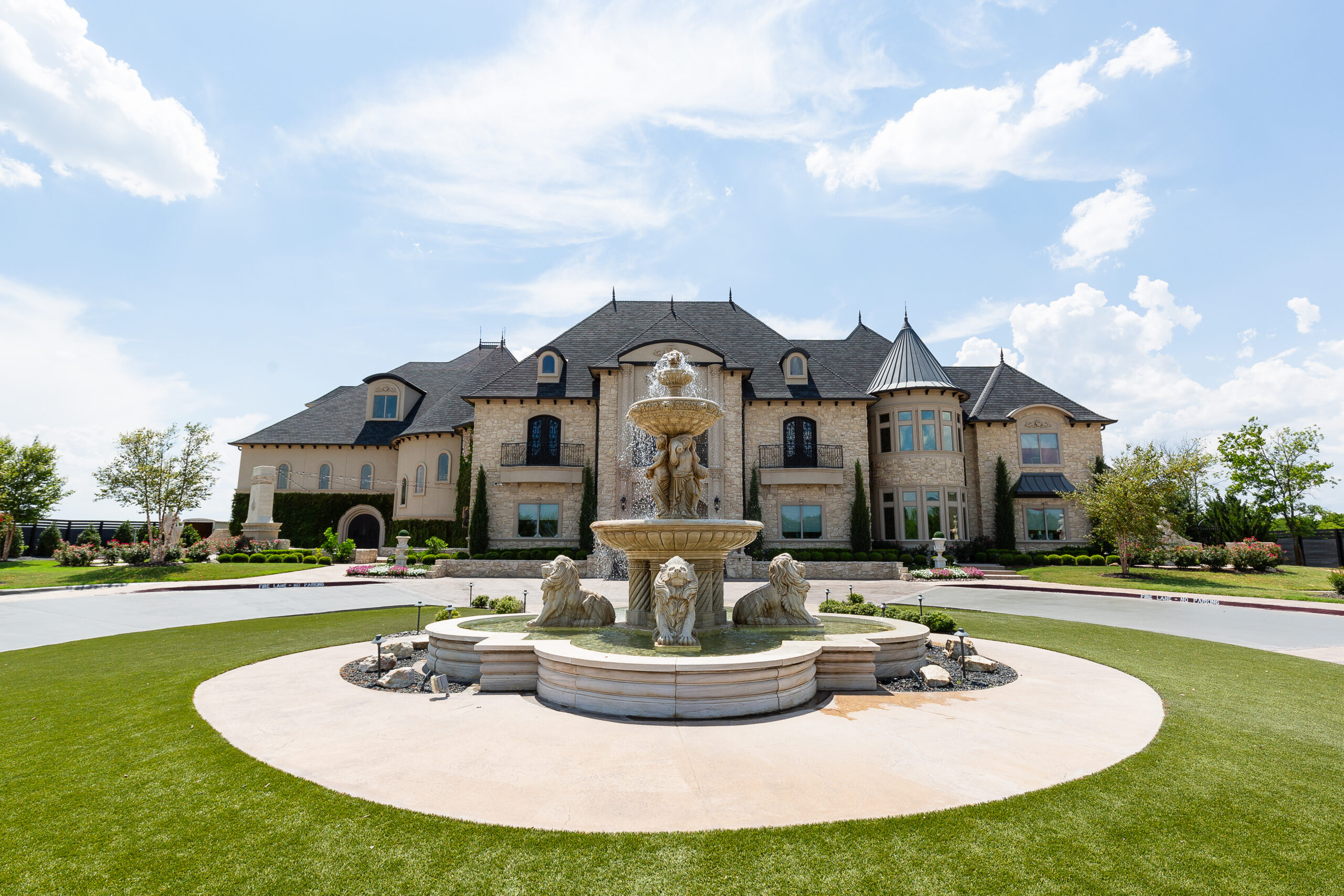 Knotting Hill Place wedding venue in Little Elm Texas