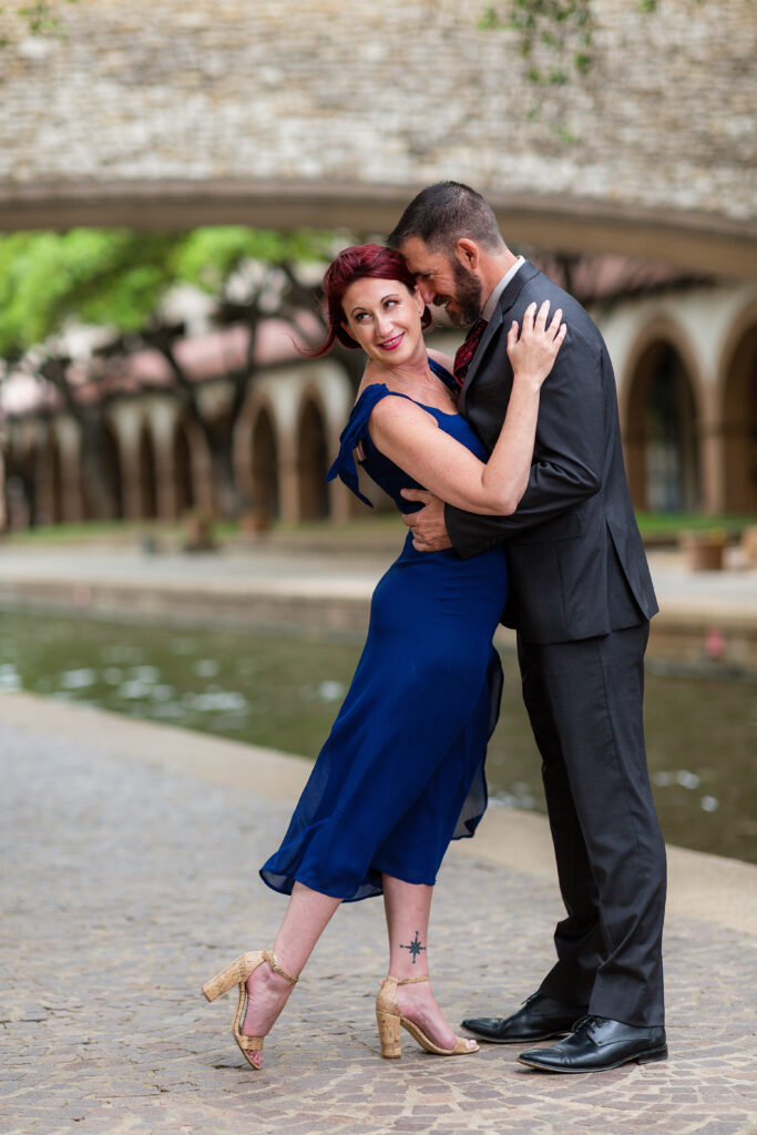 Engagement photographer Dallas captures man and woman embracing at Mandalay Canal Walk 