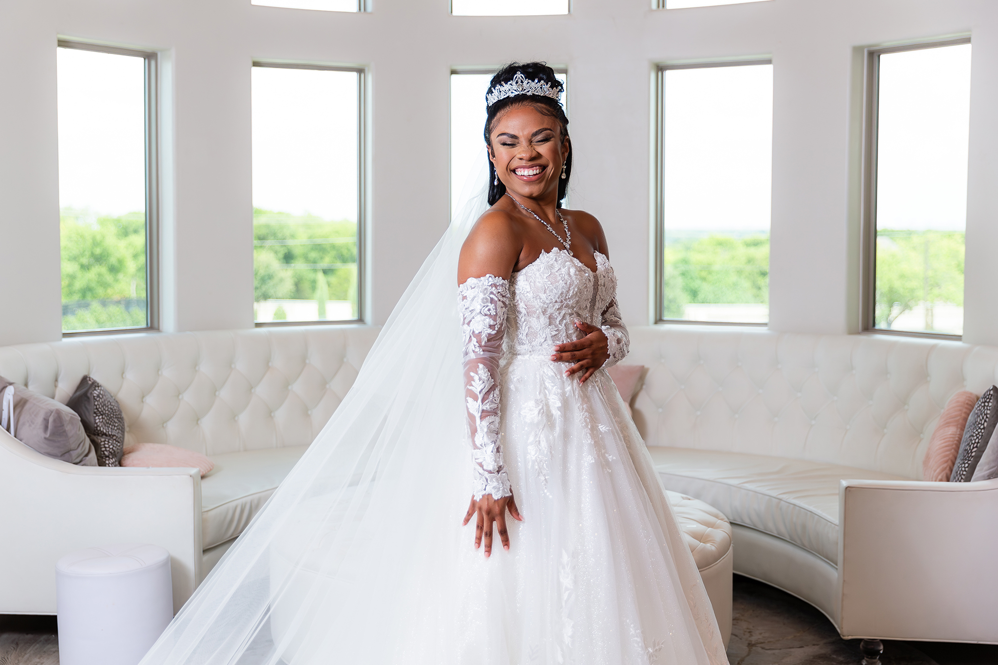 Bride laughing in bridal suite at Knotting Hill Place captured by Stefani Ciotti Photography